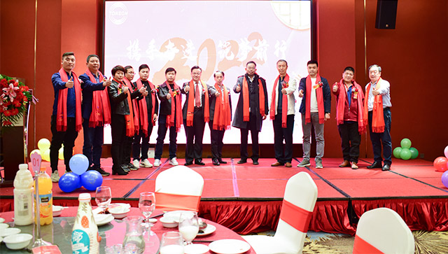 攜手奮進(jìn)，筑夢(mèng)前行，東信高科2022年迎春晚會(huì)圓滿舉行?。。? />
                </a>
              </dt>
              <dd>
                <p>攜手奮進(jìn)，筑夢(mèng)前行，東信高科2022年迎春晚會(huì)圓滿舉行?。。?/p>
                <span>?攜手奮進(jìn)，筑夢(mèng)前行，深圳市東信高科自動(dòng)化設(shè)備有限公司2022年迎春晚會(huì)在深圳博客格蘭云天國際酒店成功舉行。晚會(huì)上，公司總...</span>
                <a href=